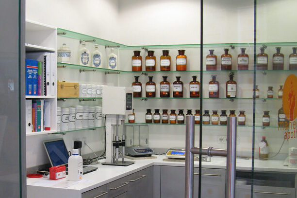 Rezeptur: In der Marienapotheke Dillingen stellen wir speziell für Sie verordnete Medikamente her.